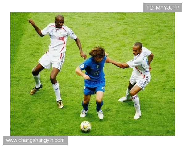 光头足球明星的传奇人生与赛场风采揭秘,十位球星的故事与成就分享 光头足球明星的传奇人生与赛场风采揭秘,十位球星的故事与成就分享