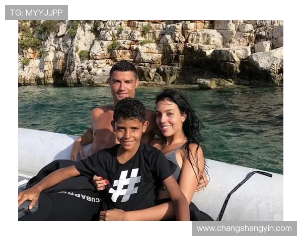 足球巨星C罗甜蜜亲吻爱妻展现幸福家庭生活瞬间