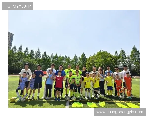 足球明星温馨瞬间抱宝宝的可爱照片分享，感受亲子时光的甜蜜与快乐